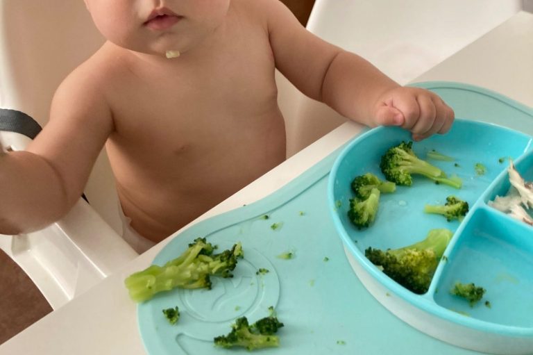 niño comiendo btw